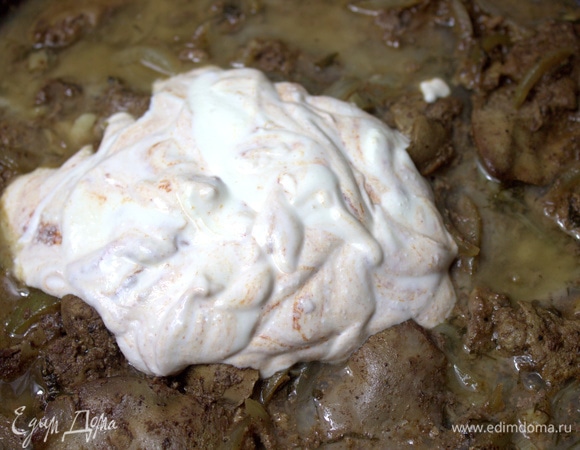 Добавить в сковороду сметану с томатной пастой.