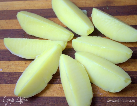 Для гарнира отварить заранее картошку.