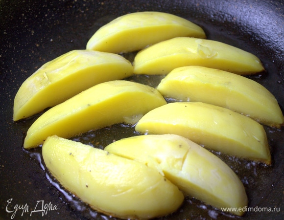 Нарезать на четверти и поместить дольки в разогретое масло.