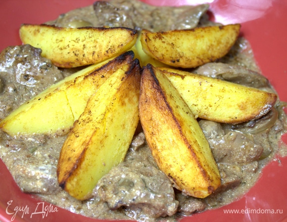 Перенести печенку со сковороды, сверху выложить картофельные дольки.