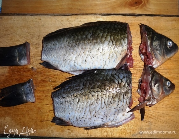 У карасей отрезать головы и кончики хвостов. Из обрезков можно сварить уху или покормить ими любимых котиков.