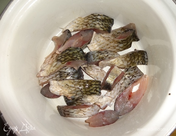 Кусочки рыбы сложить в кастрюлю.