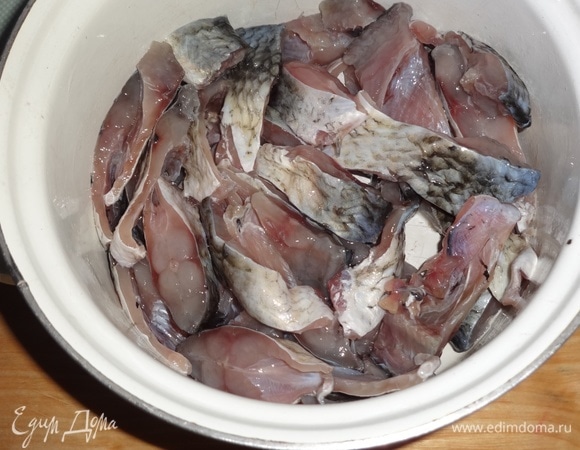 По истечении времени достать кастрюлю из холодильника. Рыбу хорошо промыть от соли.