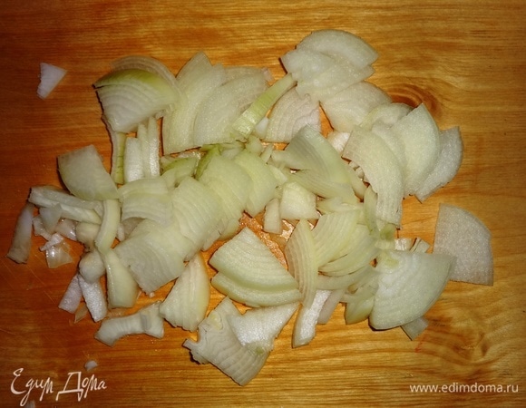 Луковицу очистить и нарезать короткой соломкой.
