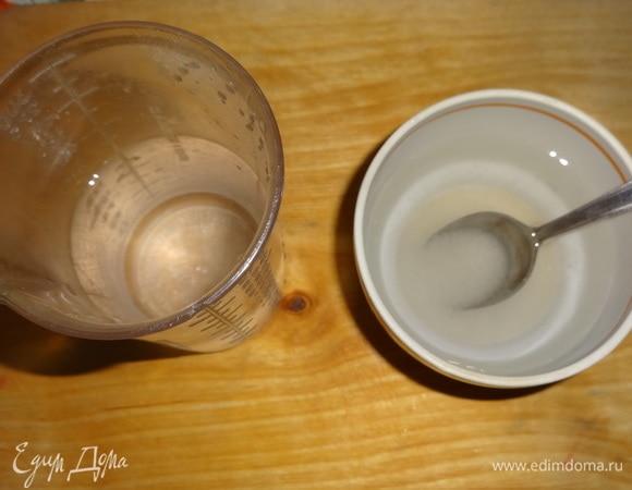 Для маринада отмерить необходимое количество уксуса и воды. В воду положить сахар и размешать до полного растворения. Соединить уксус со сладкой водой.