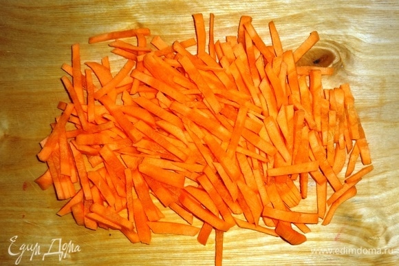 Пока рыба маринуется, подготовить морковь. Почистить ее, вымыть и нарезать соломкой.