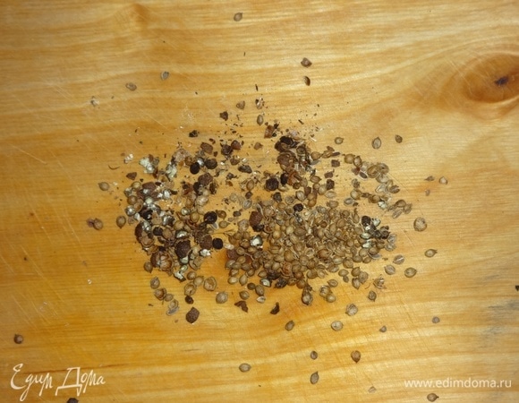 Черный и душистый перцы, семена кориандра раздавить ручкой ножа на доске.