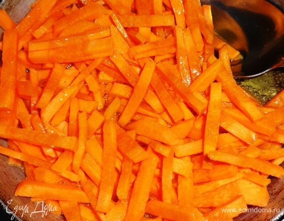 В сковороду налить растительное масло, разогреть его. Положить морковь и обжарить 1 минуту.