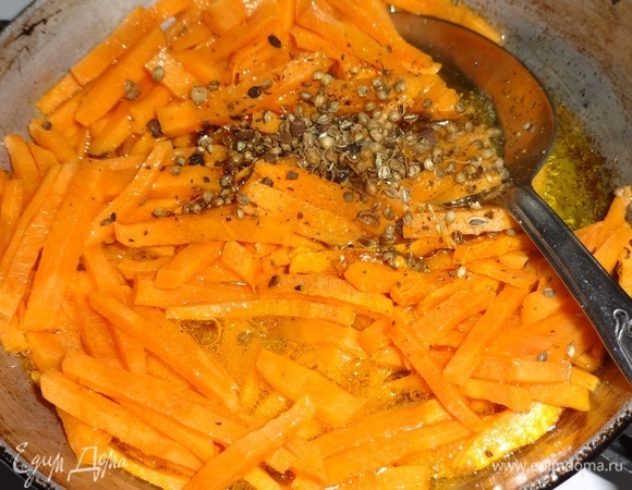 Всыпать специи, перемешать, прогреть еще буквально полминуты и выключить огонь. Обжаренную морковь остудить до комнатной температуры.