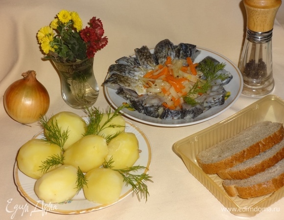 За это время приготовить картошку (я сварила). Выложить нашего маринованного карася вместе с овощами на тарелку и подать к горячей картошке. Украсить укропом. Прошу к столу! Приятного аппетита!