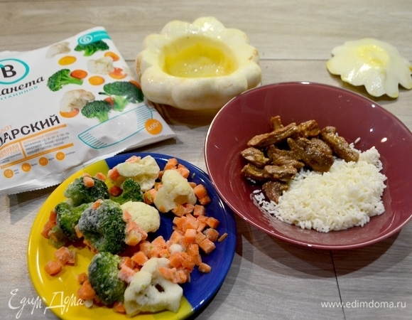 Подготовим ингредиенты. Патиссон помыть, отрезать крышку, очистить от семечек. У нас получится практически съедобный горшочек. Мясо, нарезанное соломкой, потушить до готовности. Рис отварить. Смесь из овощей ТМ «Планета Витаминов» разморозить.