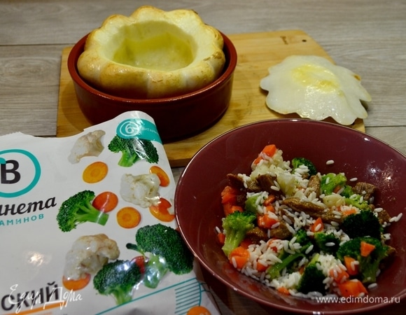 Подготовленные ингредиенты перемешать, патиссон посолить, смазать маслом и отправить в духовку при 200°C минут на 15.