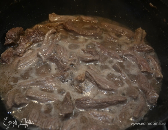 Обжариваем мясо на сильном огне в масле, периодически помешивая. Важно не пережарить говядину, иначе она будет сухой и жесткой в готовом блюде. Когда говядина побелела и стала пускать сок, переходим к следующему этапу.