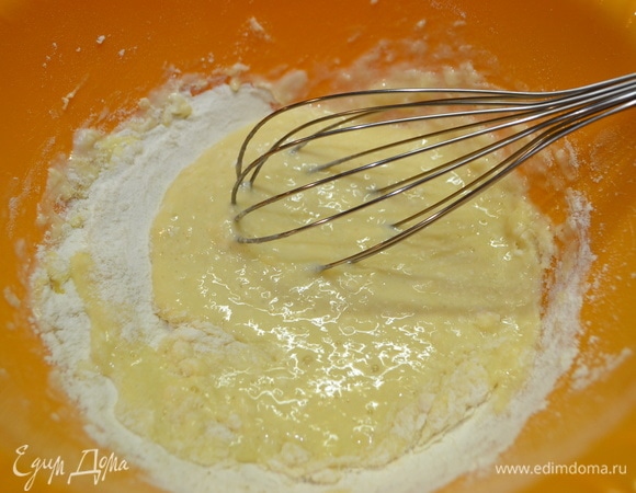 Пока говядина с луком и морковью тушатся, подготовим лапшу. Смешиваем ингредиенты, тесто должно получиться эластичным и не очень тугим, как на пасту. Убираем в пакет и отправляем на 15 минут в холодильник.