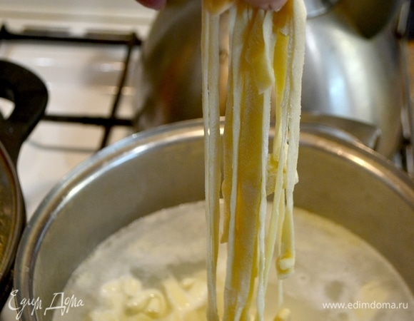 Лапша любит пространство. Варить ее следует во вместительной и высокой кастрюле. Солить воду нужно перед самым закипанием. Домашняя лапша готовится очень быстро — буквально 2–3 минуты. Сливаем лапшу в дуршлаг. Есть маленький секрет: если лапша немного полежала, дожидаясь своей подачи, и слиплась, то прямо в дуршлаге ополаскиваем ее кипятком — она примет первоначальный вид и будет готова к подаче на тарелку. Кто-то промывает холодной водой, я против этого.