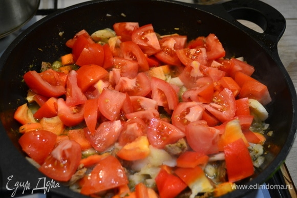 Далее возвращаемся к нашему мясу и добавляем нарезанные крупно помидор и болгарский перец.