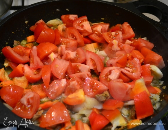 Далее возвращаемся к нашему мясу и добавляем нарезанные крупно помидор и болгарский перец.