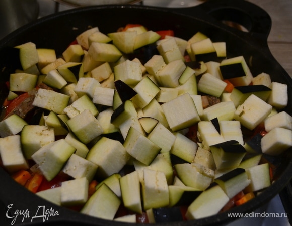 Далее у меня идет баклажан. Даем время овощам немного потушиться и «сродниться»!