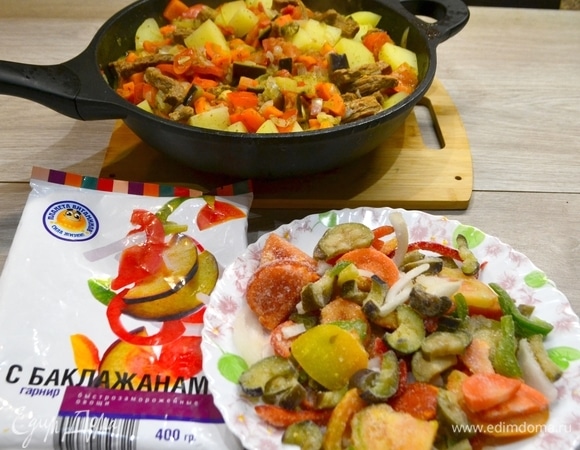 Когда овощи и картошка уже практически готовы и немного осели, в сковороде остается немного пустующего места. Тут приходит на помощь гарнир с баклажанами ТМ «Планета Витаминов», который идеально подходит по составу и качеству к нашему лагману!