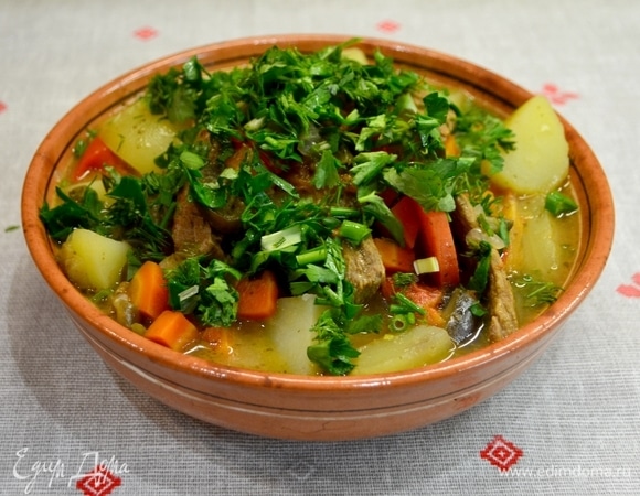 Добавляем свежую зелень, не жалейте бульон.