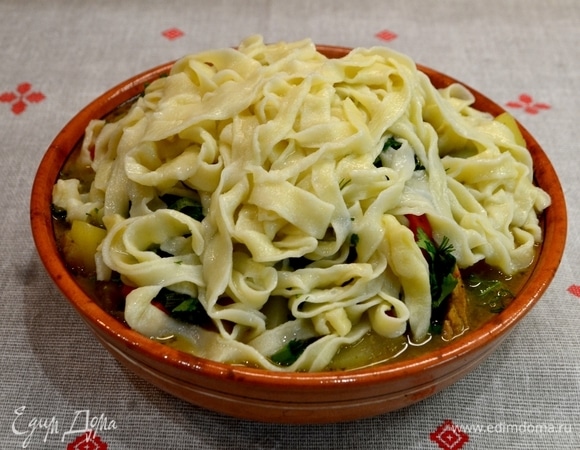 Сверху украшаем наши овощи с мясом отваренной лапшой. Осталось посыпать зеленью, и можете наслаждаться всеми вкусами и цветами нашего лагмана!