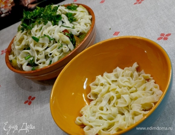 Для кого-то ближе подача, когда лапша кладется на дно тарелки. Овощи с мясом и бульоном — сверху.