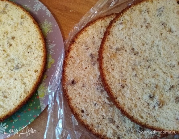 Разрезать на 3 коржа. Можно на 2 по желанию. Форму для выпечки брала 26 см, и бисквит получился очень высоким.