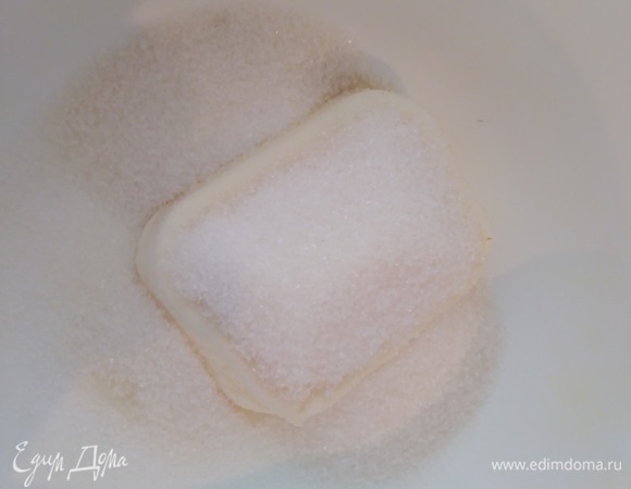 Для крема взбить сливочный сыр комнатной температуры с сахаром.