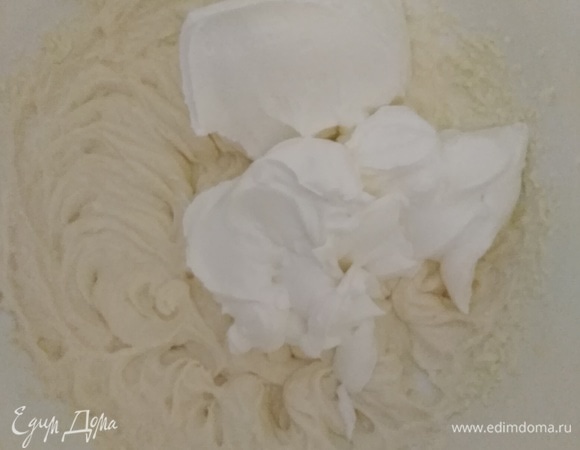 Добавить сметану и взбивать еще 2–3 минуты миксером.