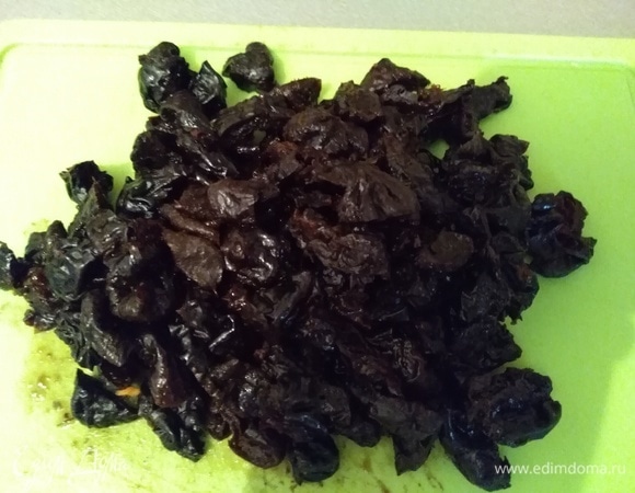 Чернослив замочить в крепком чае на 20 минут. Жидкость слить, чернослив нарезать кусочками.