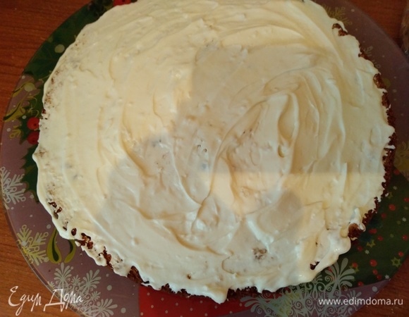 Собрать торт. Корж промазать кремом.