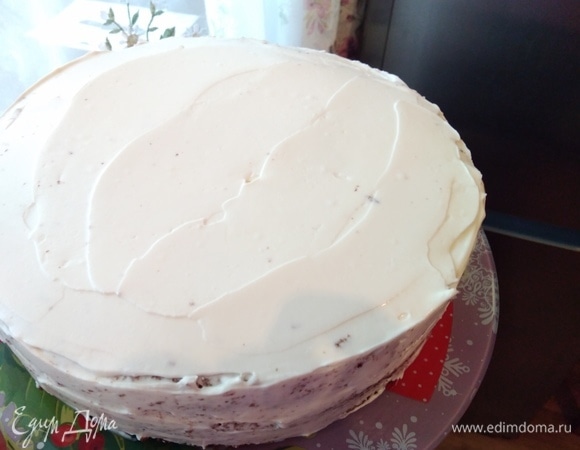 Убрать в холодильник на 4–5 часов на пропитку. Но, как показывает практика, самое лучшее для таких тортов — убрать на ночь.