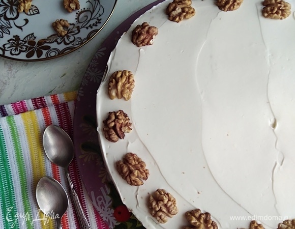 Украсить по желанию орешками.