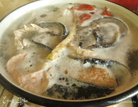 Варим бульон из рыбных обрезков, головы и хвостовой части, кладем целую луковицу, корень петрушки. Даем закипеть, снимаем пену, уменьшаем огонь и варим 40 минут. Всего получается 2–2,5 литра бульона.