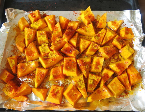 Тыкву (у меня микадо) нарезаем на кусочки, посыпаем перцем сладким красным, куркумой, поливаем маслом, чуть посыпаем сахаром, молотой смесью перцев. Тыкву ставим в духовку при 220°C на 20–25 минут.
