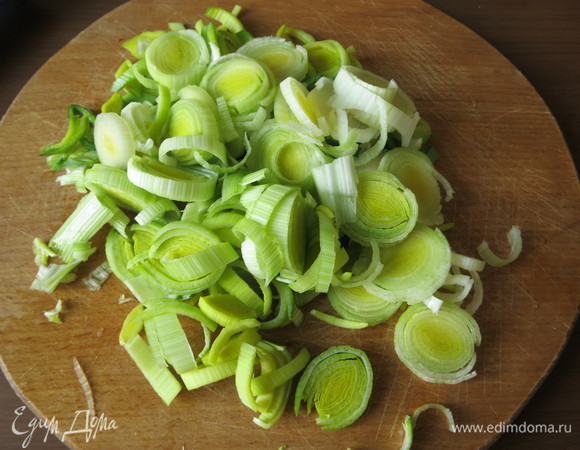 Нарезаем порей.