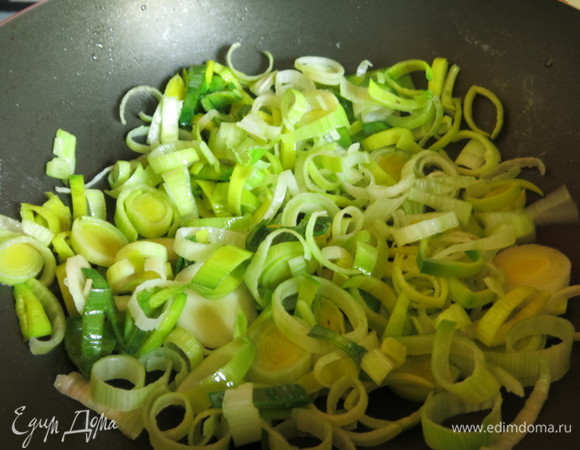 Обжариваем порей на сковородке на растительном масле.