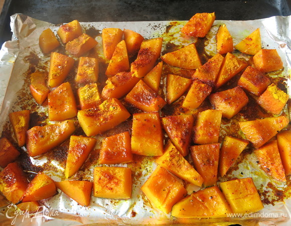 За это время тыква будет готова. Получаются очень ароматные кусочки, хороши и как самостоятельное блюдо.