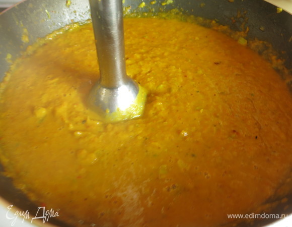 Измельчаем и наливаем половник процеженного бульона, продолжаем измельчать.