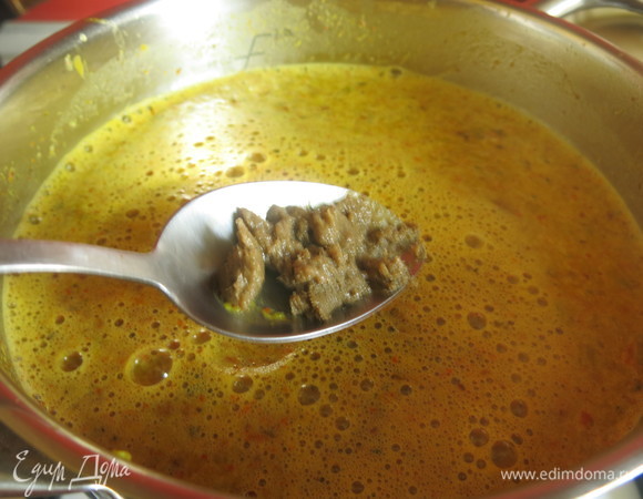 Разводим пюре оставшимся горячим процеженным бульоном. Добавляем пасту карри (у меня зеленая). Количество определяем по вкусовым ощущениям.