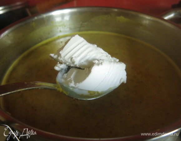 Кладем кокосовые сливки.