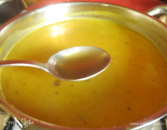 Наливаем ложку рыбного соуса.