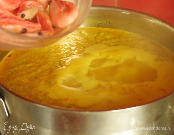 Даем закипеть, бросаем креветки, провариваем пару минут, солим, перчим по вкусу.