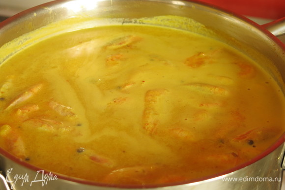 В тарелку кладем кусочек рыбы, ловим креветки, заливаем супом и посыпаем мятой. Приятного аппетита!