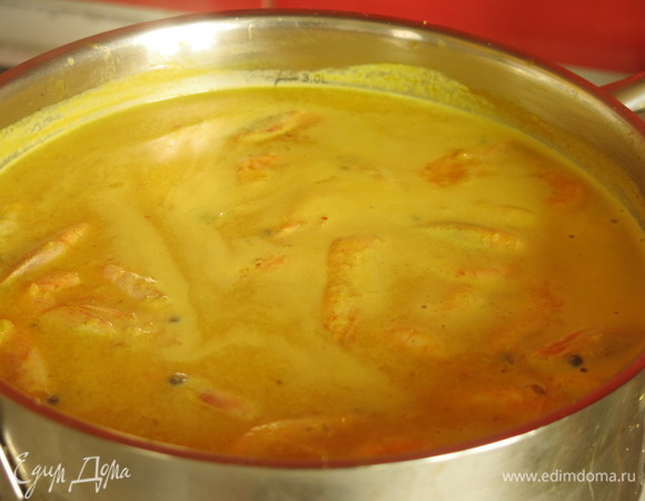 В тарелку кладем кусочек рыбы, ловим креветки, заливаем супом и посыпаем мятой. Приятного аппетита!