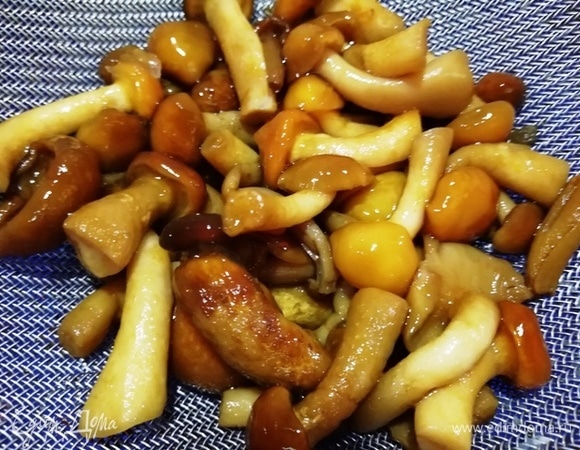 Из опят ТМ «Планета Витаминов» удаляем лишнюю жидкость.