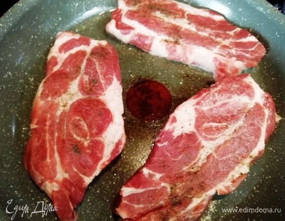 Сковороду разогреваем. Выкладываем стейки. Жарим 1,5 минуты с одной стороны.