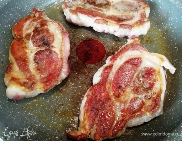 Переворачиваем и жарим еще 1,5 минуты с другой стороны.