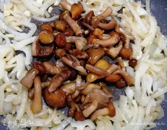 В масле от стейков обжариваем лук, чеснок и опята. Солим и перчим в самом конце приготовления.