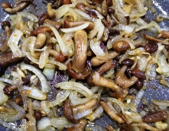 Опята с луком готовы.